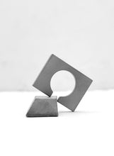 Load image into Gallery viewer, EARCUFF IN BLACK STAINLESS STEEL AND SANDBLAST